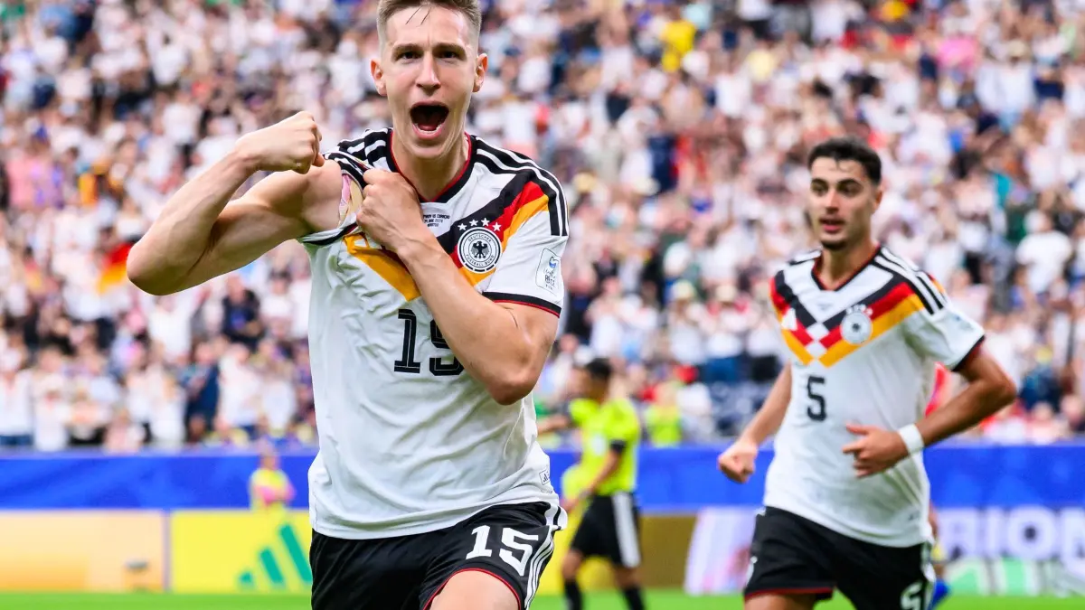 WM 2026 - Deutschland - Curaçao: 14.06.2026, USA, Houston: Fußball, Männer: WM, Deutschland - Curaçao, Vorrunde, Gruppe E, 1. Spieltag, Houston-Stadion, Nico Schlotterbeck (Deutschland) jubelt nach seinem Tor zum 2:1. ACHTUNG: Gemäß den Auflagen der FIFA dürfen die Bilder ausschließlich zur redaktionellen Verwendung genutzt werden. Eine kommerzielle Nutzung ist ausgeschlossen. Zudem dürfen keine videoähnlichen Sequenzen erstellt werden, und es dürfen keine Veränderungen weder im Vordergrund noch im Hintergrund am Bild vorgenommen werden. (zu dpa: «DFB-Elf dabei: Diese Teams können bei WM schon weiterkommen») Foto: Tom Weller/dpa +++ dpa-Bildfunk +++