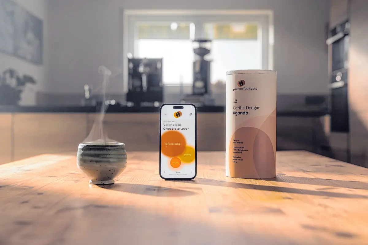 Erst Testtrinken, dann Datenanalyse um ein Geschmacksprofil zu erstellen und daraufhin bekommt man individuell, frisch geröstete Kaffeebohnen nach Hause geschickt.