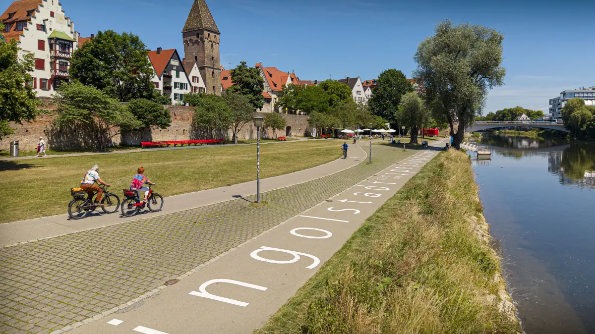 Vorbereitungen fürs Donaufest, der Baubetriebshof hat die Buchstaben der Donaustädte am Uferweg erneuert