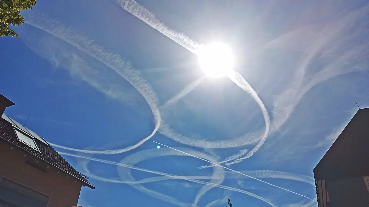 Keine Botschaft jenseits unserer Galaxie, sondern einfach nur Kondensstreifen von Flugzeugen.