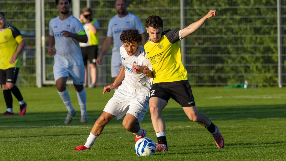 TSV Obere Fils (gelb) vs. TV Altenstadt (rot), Fußball, Relegationsspiel Finale in A3 - Bezirk Neckar/Fils, Saison 2025/2026, Rasenplatz Wäschenbeuren, Maitiser Straße, 73116 Wäschenbeuren, 18.06.2026 - 18:30 Uhr: Hüseyin Simsek (TSV Obere Fils #42) und Dima Basiladze (TV Altenstadt #20)
TSV Obere Fils (gelb) vs. TV Altenstadt (rot), Fußball, Relegationsspiel Finale in A3 - Bezirk Neckar/Fils, Saison 2025/2026, Rasenplatz Wäschenbeuren, Maitiser Straße, 73116 Wäschenbeuren, 18.06.2026 - 18:30 Uhr,
Foto: PhotoPeet / Sport- & Eventfotografie / Peter Harich