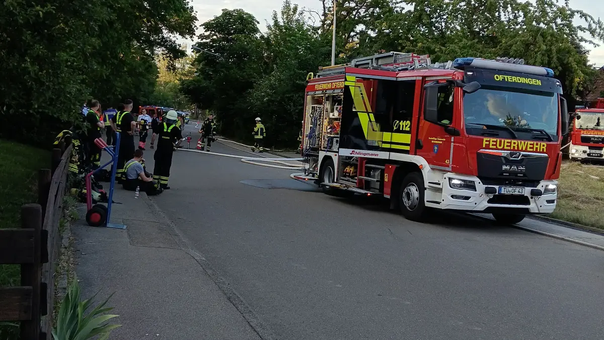 Die Ofterdinger Feuerwehr war am Mittwochabend im Großeinsatz. Ein Garagenbrand griff auf ein Wohnaus über.