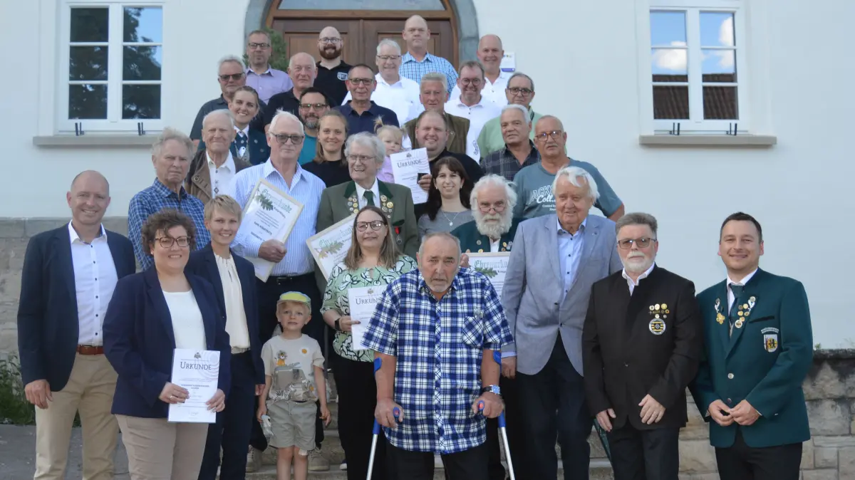 Alle Geehrten flankiert von Bürgermeister Manfred Haug (links), 2. Vorsitzende Julia Jäger (direkt versetzt vor ihm), Oberschützenmeister Ralf Dieringer (rechts) sowie Kreisoberschützenmeister Wolfgang Musch (Zweiter von rechts).