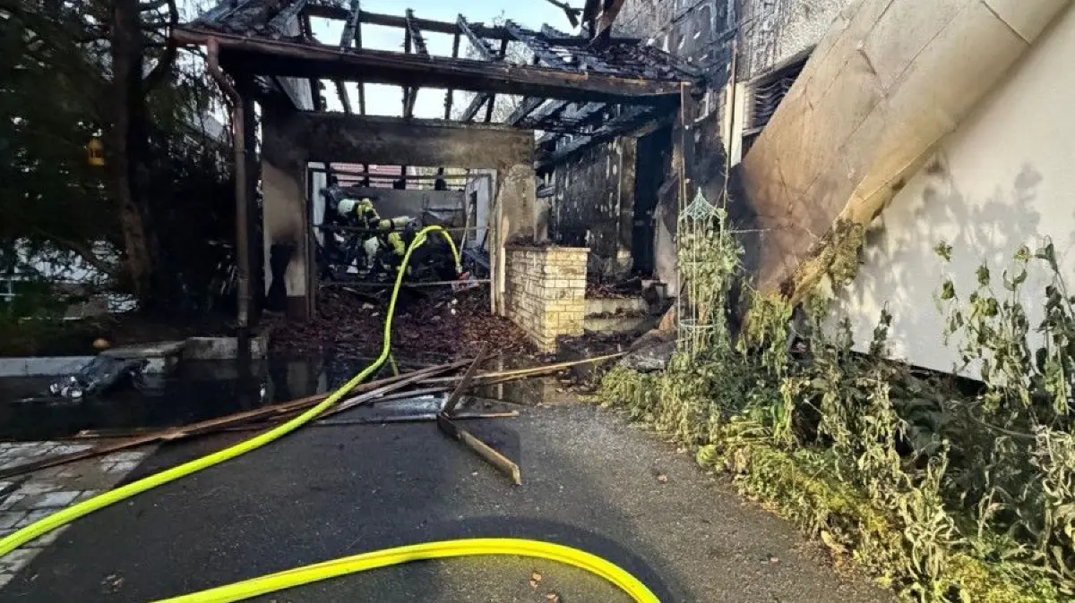 Die Ofterdinger Feuerwehr war am Mittwochabend im Großeinsatz. Ein Garagenbrand griff auf ein Wohnaus über.
