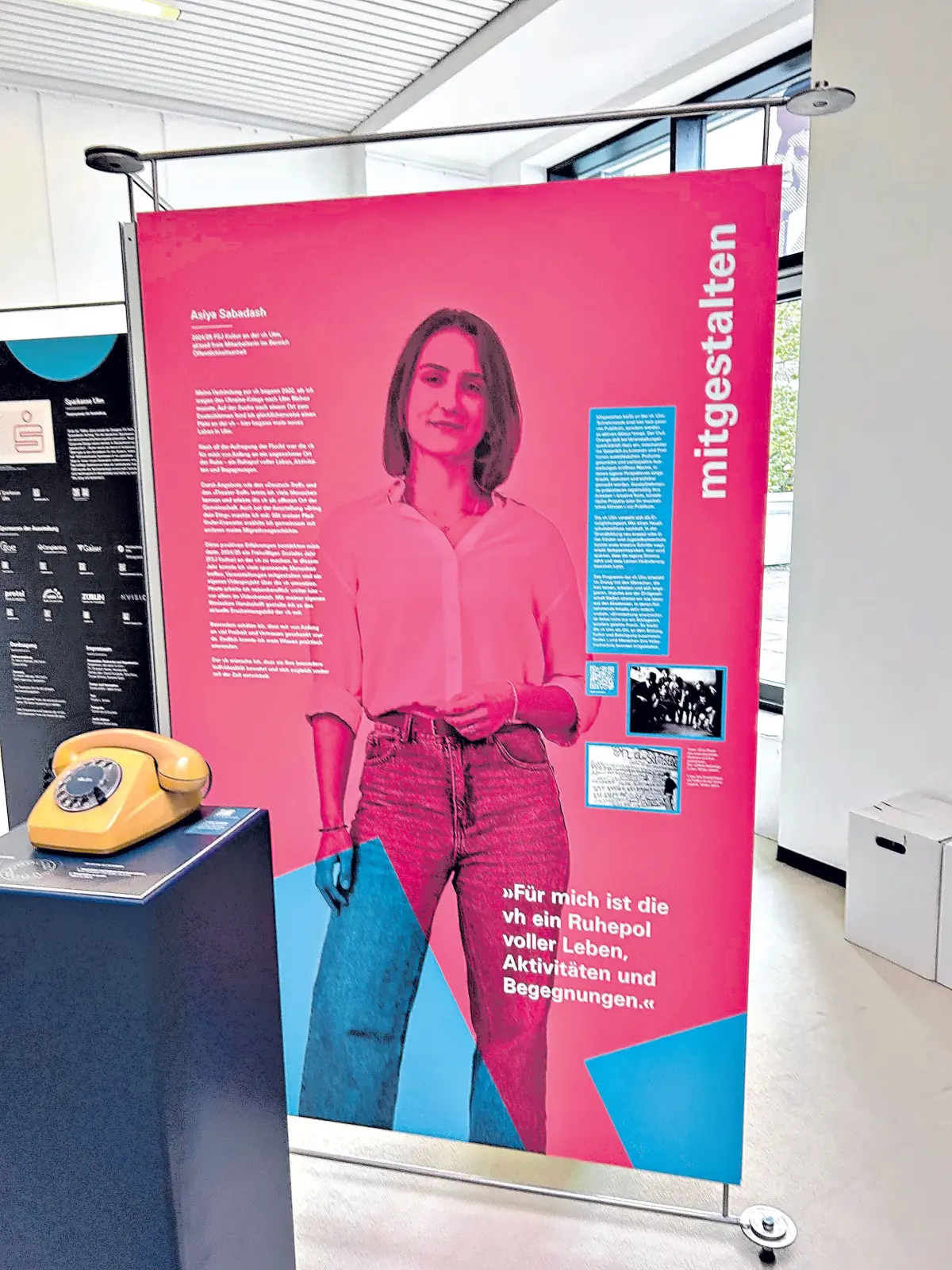 Farbenfrohe Displays laden zur Betrachtung ein.⇥Foto: U. Hoche