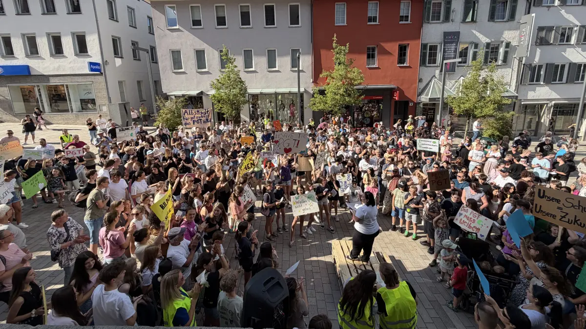 Vor dem Rathaus in Ebingen wurde gegen eine mögliche Schließung des Progymnasiums Tailfingen demonstriert. Gut 100 Schüler, Eltern und Lehrer versammelten sich.