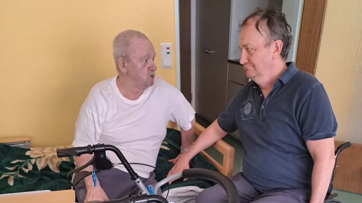 Günter Koepke und sein Sohn Sven. Der 77-Jährige musste wegen monatelang nicht bezahlter Rechnungen das Seniorenheim in Neu-Ulm/Ludwigsfeld verlassen, wurde von einer Gerichtsvollzieherin zwangsgeräumt. Sein Sohn findet das ein Unding.