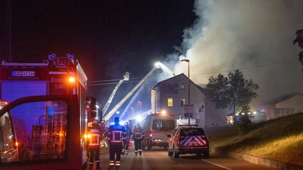 Großeinsatz in Neufra: Flammen schlagen aus Firmengebäude