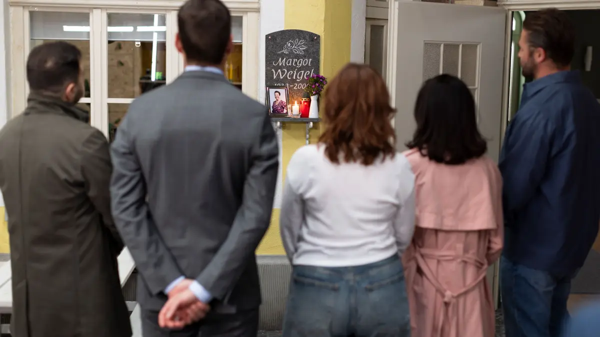 (V.l.) Easy (Lars Steinhöfel), Ringo (Timothy Boldt), Anna (Marie Zielcke), Sina (Valea Scalabrino), Bambi (Ben Heinrich) und die Nachbarn sind in traurigem Gedenken vereint.