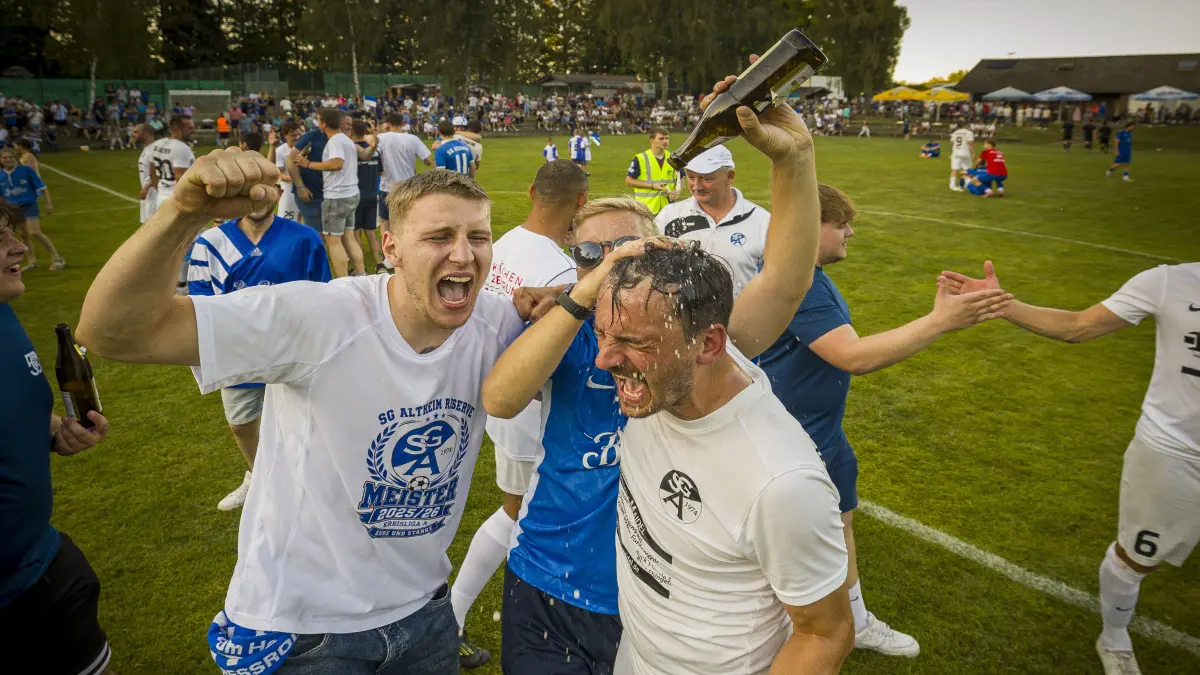 Fußball, Donau/Iller, Relegation um die Bezirksliga, TSV Blaustein (blau) gegen SG Altheim (weiß) in Seißen - Altheim feiert