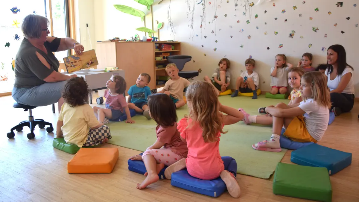 Der Morgenkreis ist ein fester Ankerpunkt im Konzept der teiloffenen Kita. Im Mittelpunkt stehen Gespräche, Lieder und Fingerspiele in der Kleingruppe. Darüber hinaus dient er als eine Art Gefühlbarometer für die Kinder.