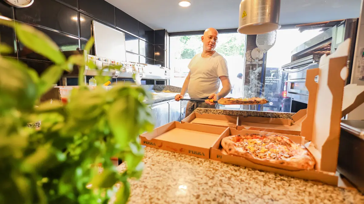 Pizza Lieferservice L'Italiano Steinbach - Neopolitanische Pizza / Pizzeria, Zu sehen ist Antonio Pinnetti, Pizzameister fast 40 Jahre schon