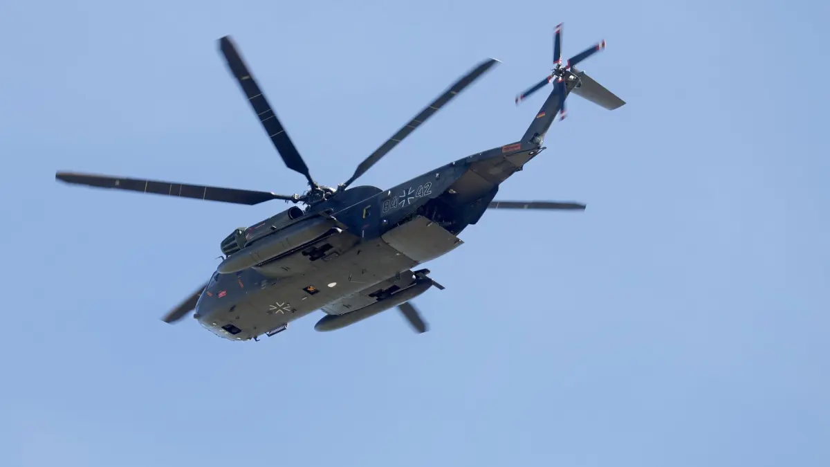 Transporthubschrauber Sikorsky CH-53: ARCHIV - 14.06.2026, Baden-Württemberg, Unlingen: Ein Transporthubschrauber Sikorsky CH-53 vom Hubschraubergeschwader 64 (HSG 64) der Bundeswehr in Laupheim fliegt im Tiefflug über Oberschwaben. (zu dpa: «Bundeswehr testet Hubschrauber in Cochstedt») Foto: Thomas Warnack/dpa +++ dpa-Bildfunk +++