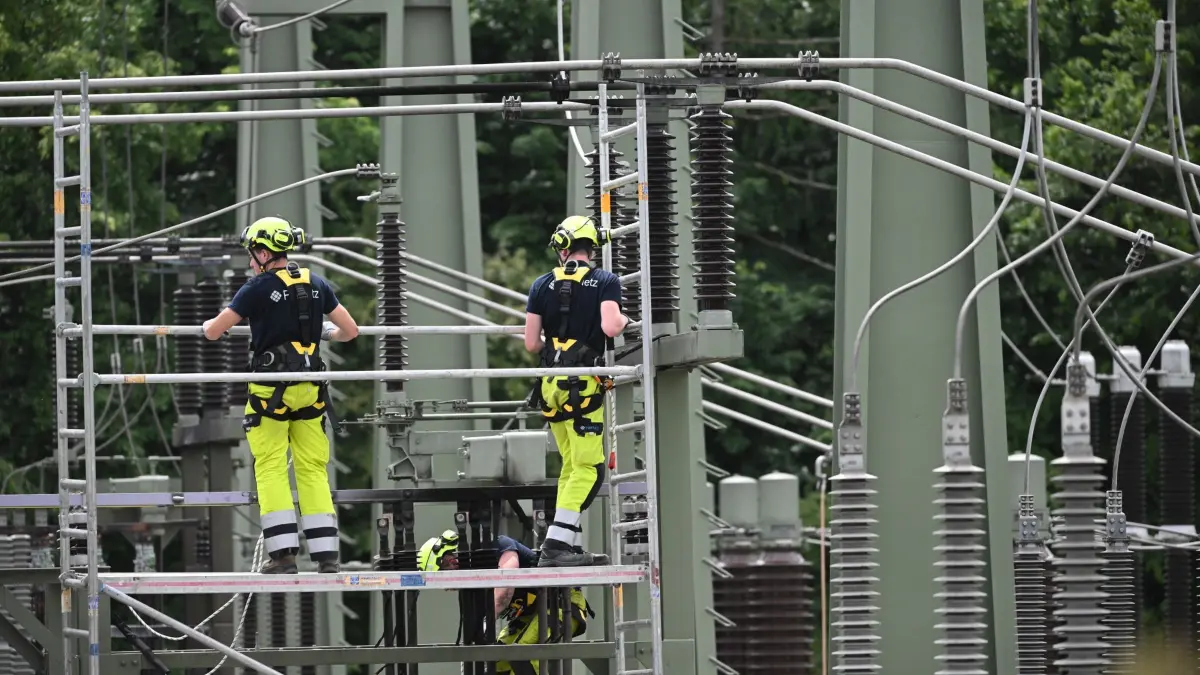 Großflächiger Stromausfall in Reutlingen: ARCHIV - 08.06.2026, Baden-Württemberg, Reutlingen: Mitarbeiter von FairNetz arbeiten auf dem Gelände eines Umspannwerks, in dem es im Juni 2026 gebrannt hatte. (zu dpa: «Stromausfall in Reutlingen: Weitere Sabotageversuche geprüft») Foto: Marijan Murat/dpa +++ dpa-Bildfunk +++