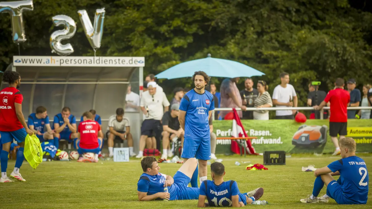 Fußball, Donau/Iller, Relegation um die Bezirksliga, TSV Blaustein (blau) gegen SG Altheim (weiß) in Seißen - Altheim feiert