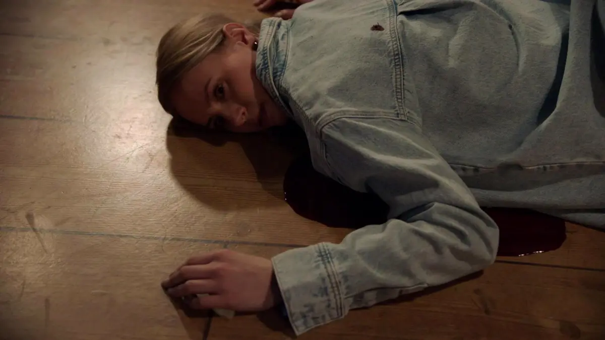 Zoe (Lara Dandelion Seibert) wurde in ihrer Wohnung erschossen.