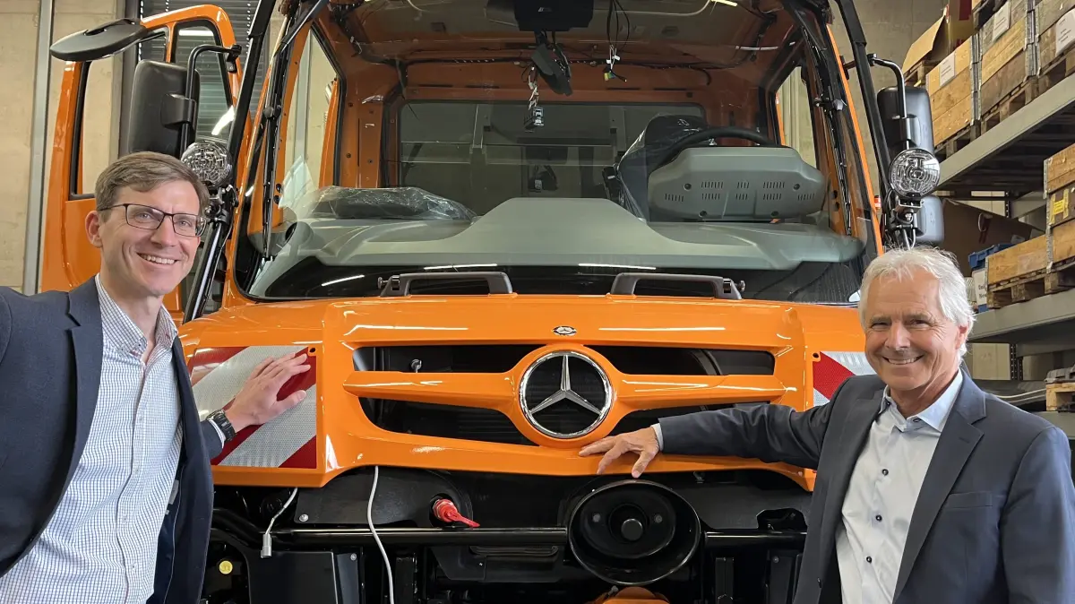 Geschäftsführer Tim Oßwald (links) und Haupteigentümer Professor Gerhard Mayer in der Werkstatt des Unimog-Spezialisten in Neu-Ulm.