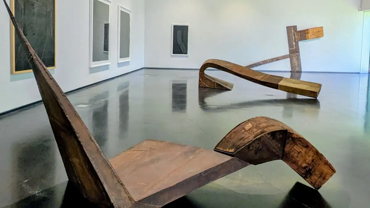 In der Kunsthalle der Villa Rot treffen große Skulpturen von Franz Bernhard auf Zeichnungen seines Lehrers Fritz Klemm.