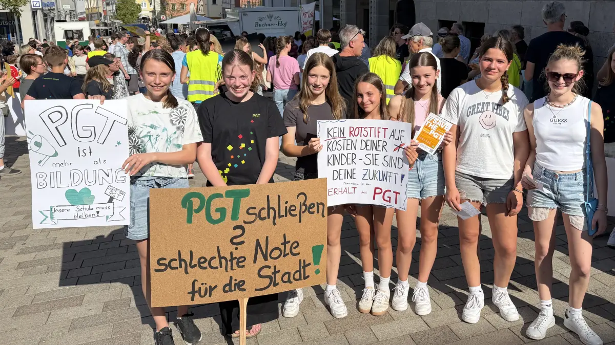 Mit zahlreichen Transparenten waren Schüler und Eltern vor dem Ebinger Rathaus versammelt, um für den Erhalt des Progymnasiums Tailfingen zu demonstrieren.