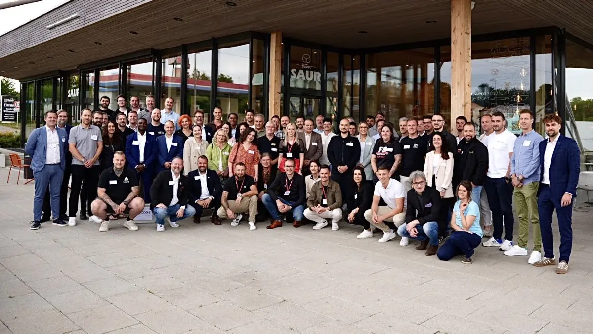 Große Gruppe: Die 25 Mitglieder samt Begleiterinnen und Begleitern bei der offiziellen Gründung des Horber Chapters bei der Bäckerei Saur.