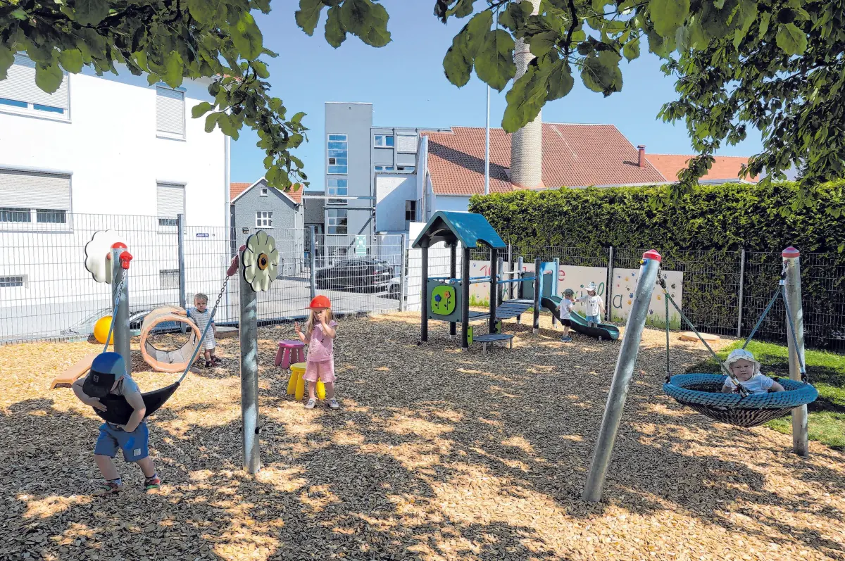 Viele schattenspendende Bäume sorgen dafür, dass es sich auch bei großer Hitze im Garten der Kindervilla gut aushalten lässt.