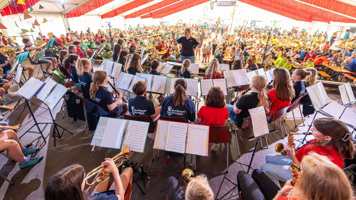 Bad Ditzenbacher Festtage mit Tälesmusikertreffen 2024;
Die Jugendmusikkapelle Bad Ditzenbach/Bad Überkingen mit der Musikwerkstatt eröffneten die musikalischen Darbietungen im Festzelt.
06.07.2024; Festgelände, Bad Ditzenbach.
Foto: Thomas Madel