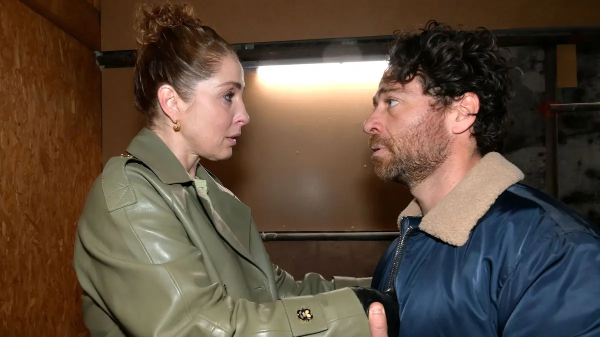 Nina (Maria Wedig) hat Carlos (Patrick Fernandez) im Juni 2026 erschossen.
