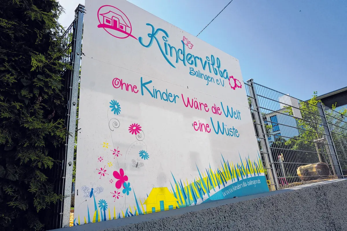 Ein Ort voller Leben: Die Kindervilla von außen. Das Schild am Zaun bringt es auf den Punkt: „Ohne Kinder wäre die Welt eine Wüste.“