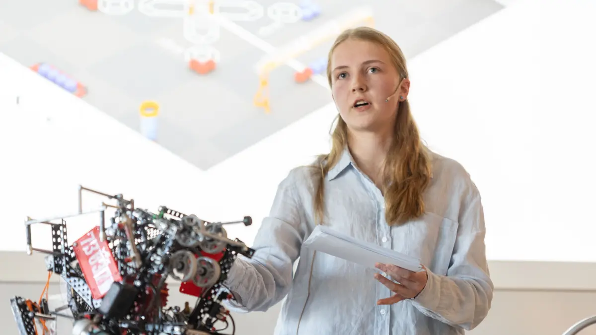 GP, Aula Campus: „Robotik – Von der Werkbank zur Gesellschaft“ Veranstalter: Göppinger Technikforum Vortrag Anthea Hübner