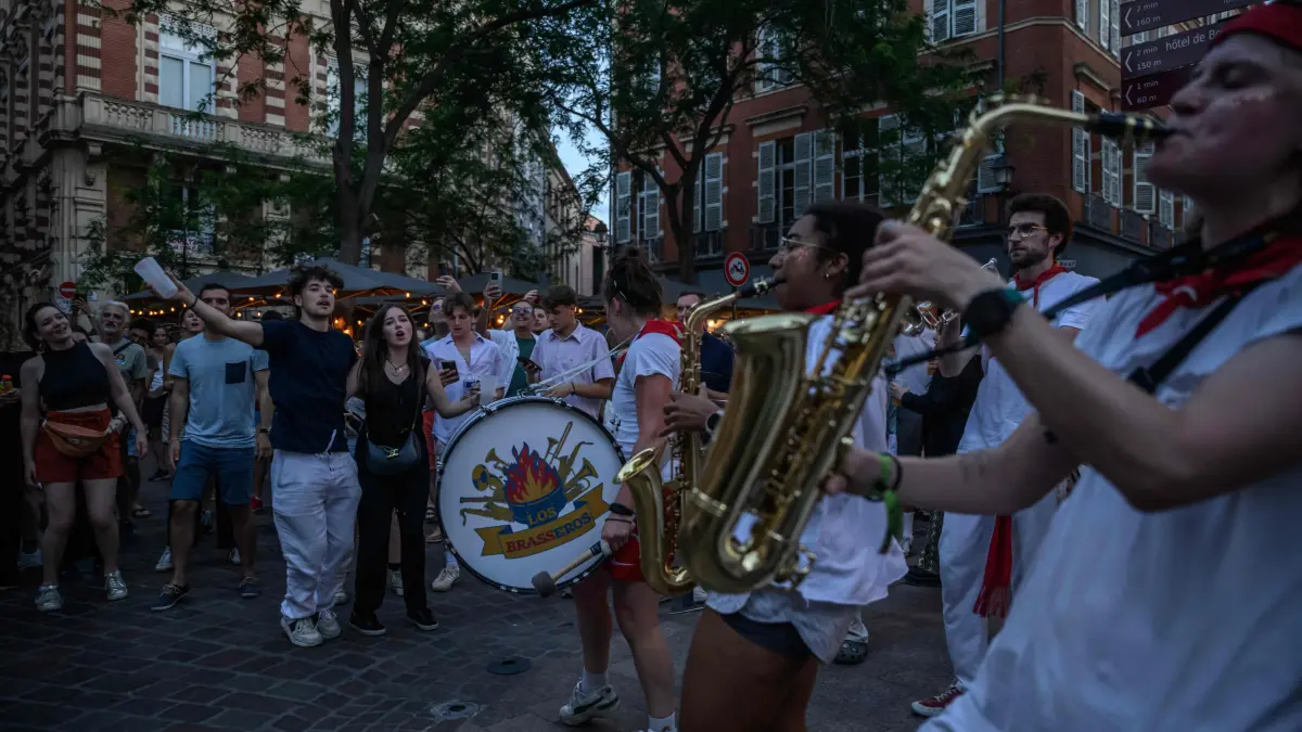 FILES-FRANCE-MUSIC-SUMMER: (FILES) Musicians play on a street during France's annual street music festival "Fete de la Musique" in Toulouse on June 21, 2025. Like every year the French midsummer Festival of Music also known as Fete de la Musique is set to take place in France, on the day of summer solstice June 21. (Photo by Ed JONES / AFP)