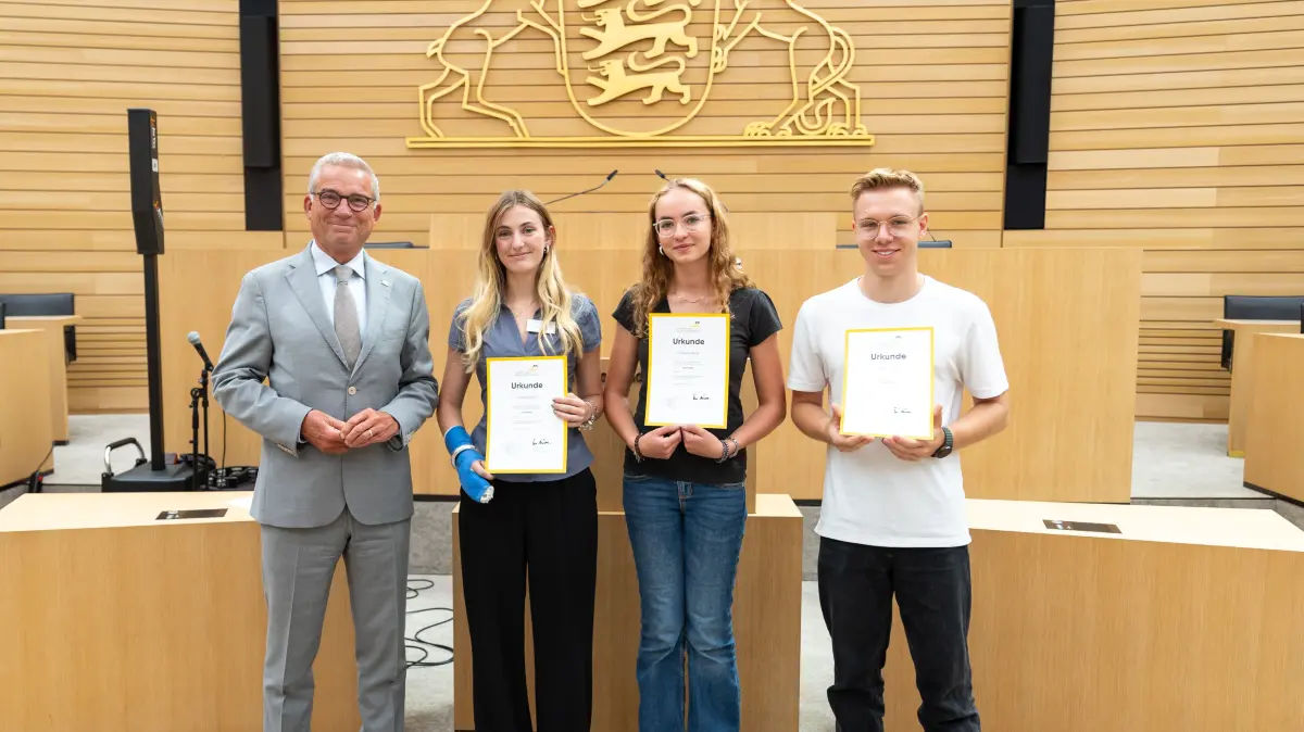 Von links: Landtagspräsident Thomas Strobl, Greta Schurr, Johanna Ayrer und Adrian Lehn.