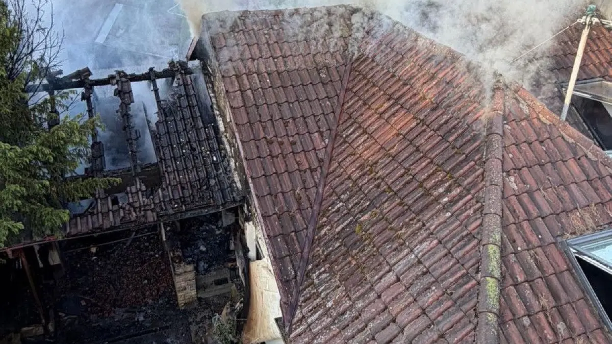 Von ihrer Drehleiter aus Griff die Mössinger Wehr die Flammen von oben an.