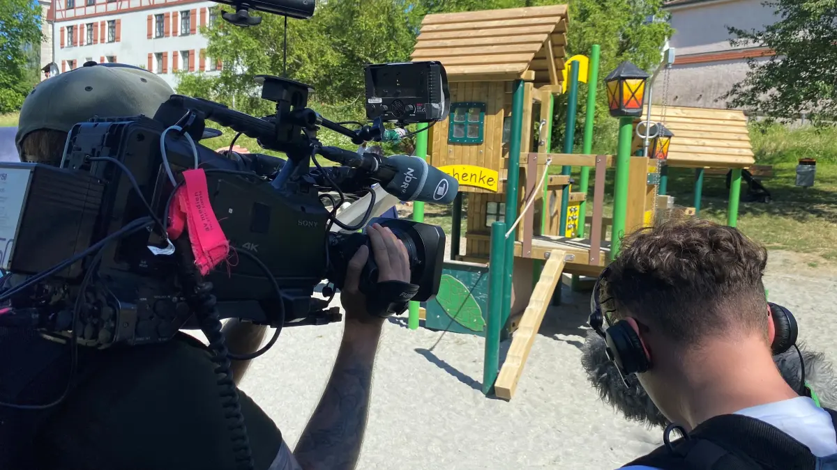 Ein Team der ARD drehte an den Ehinger Spielplätzen, die am Bierwanderweg sind. Das Klettergerüst im Hintergrund ist als "Schenke" ausgewiesen.