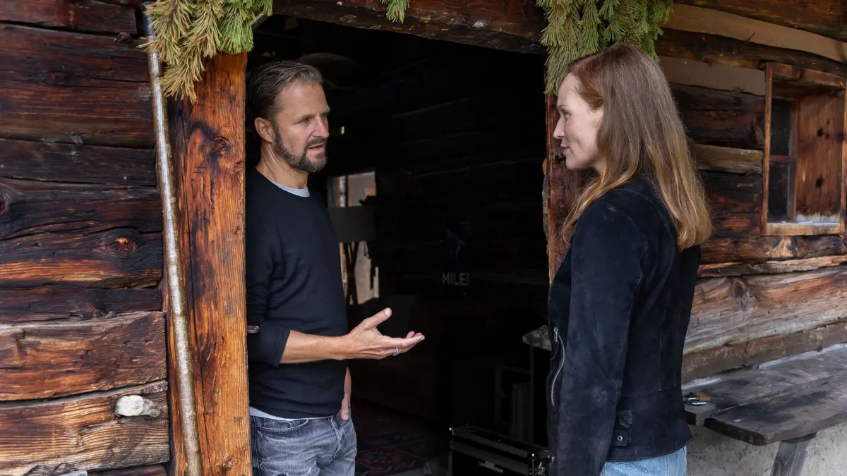 Kommissarin Franziska Conte (Julia Koch) besucht Lukas Geier (Philipp Hochmair), um ihn zum Mordfall zu befragen.