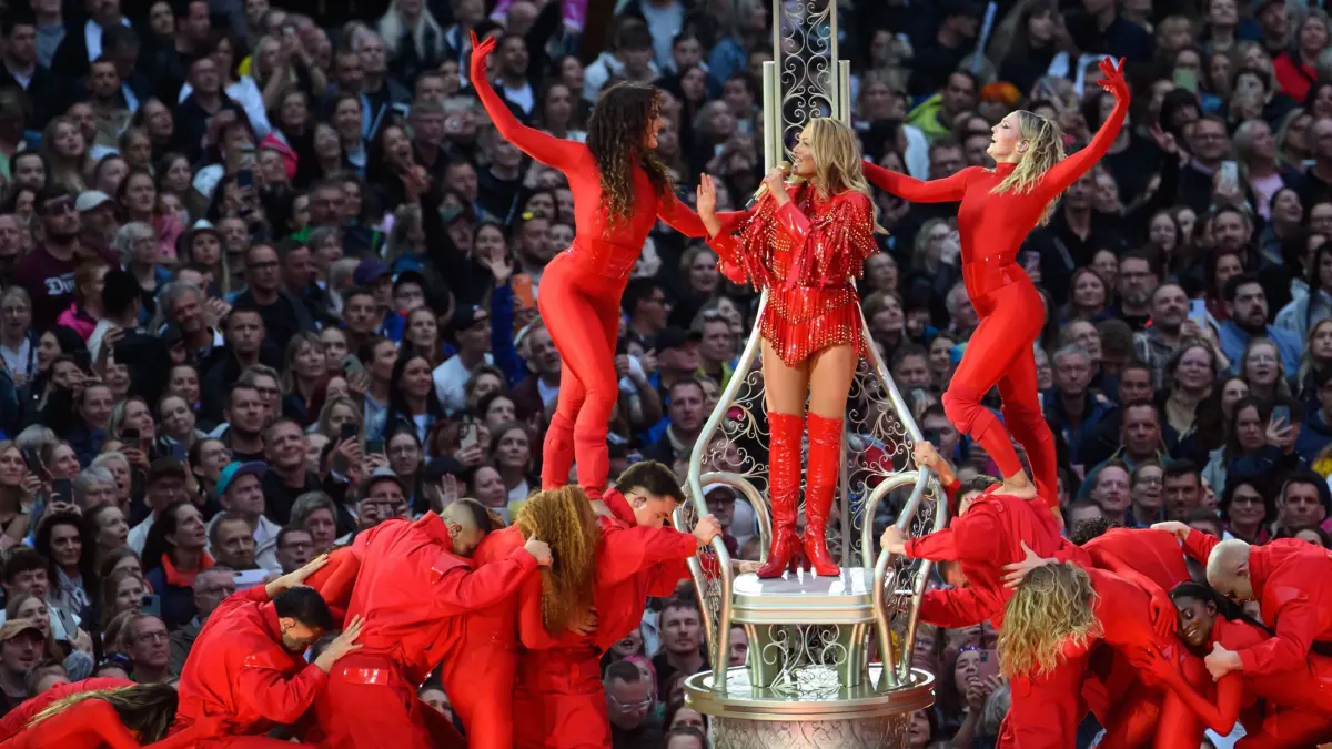 ARCHIV - 10.06.2026, Sachsen, Dresden: Die Sängerin Helene Fischer (M) tritt im Rudolf-Harbig-Stadion beim Auftakt ihrer "360° Stadion Tour 2026" auf. (zu dpa: «Helene Fischer verlegt Amsterdam-Konzert in andere Stadt») Foto: Robert Michael/dpa +++ dpa-Bildfunk +++