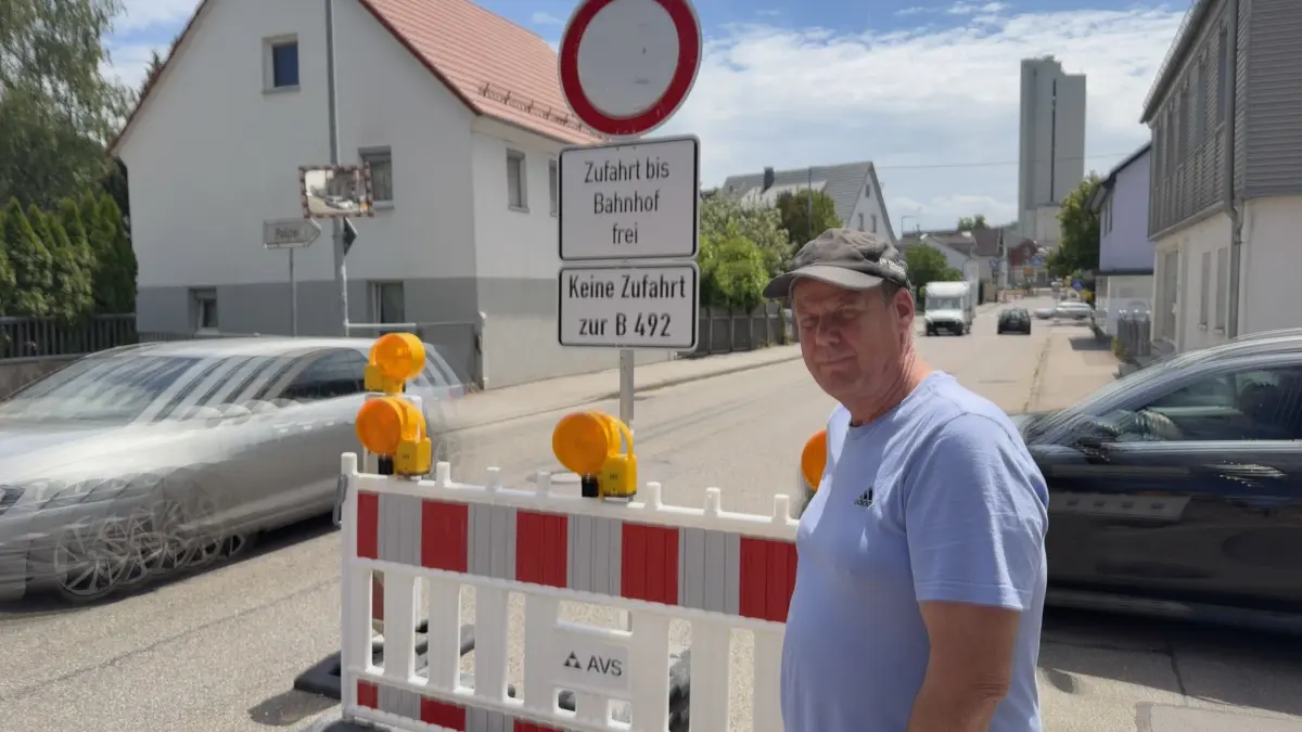 Keine Zufahrt zur Bundesstraße: Anwohner Dirk Härtl vor der Absperrung in der Schelklinger Bahnhofstraße. Kaum ein Autofahrer hält sich an die Vorgaben, viele nutzen die Schleichwege durchs nahe Wohngebiet, in dem Härtl wohnt.