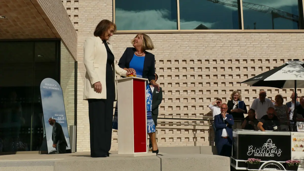 Gemeinsam eröffneten die IHK-Präsidentin Claudia Gläser (rechts) und die Hauptgeschäftsführerin Tanja Traub vor der versammelten Menge das neue Bildungszentrum in der Nagolder Innenstadt.