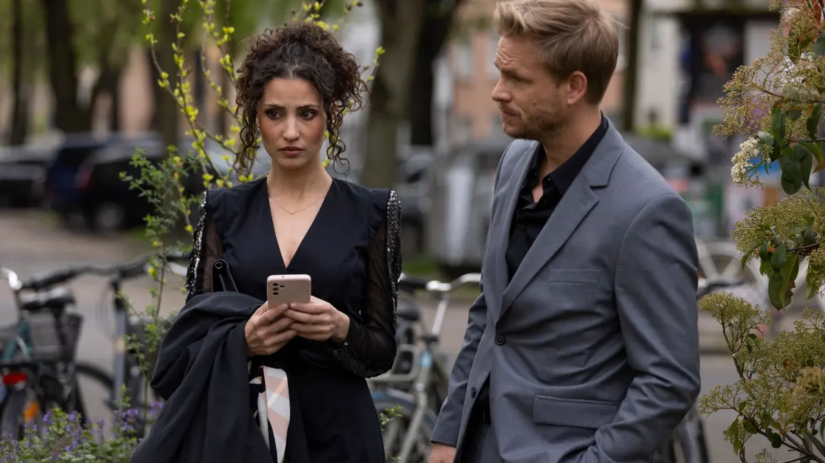 Naomi (Nadine Menz) gerät in Handlungsnot, weil ihr Ablenkungsplan zu misslingen droht. Rechts Alexander (Frederic Heidorn)