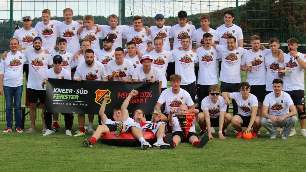 Der SV Westerheim II feiert die Meisterschaft der Fußball-Kreisliga B5.