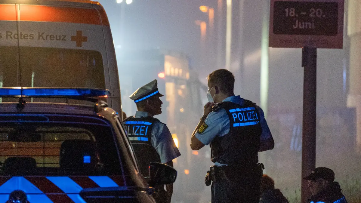 Großeinsatz in Neufra: Flammen schlagen aus Firmengebäude
