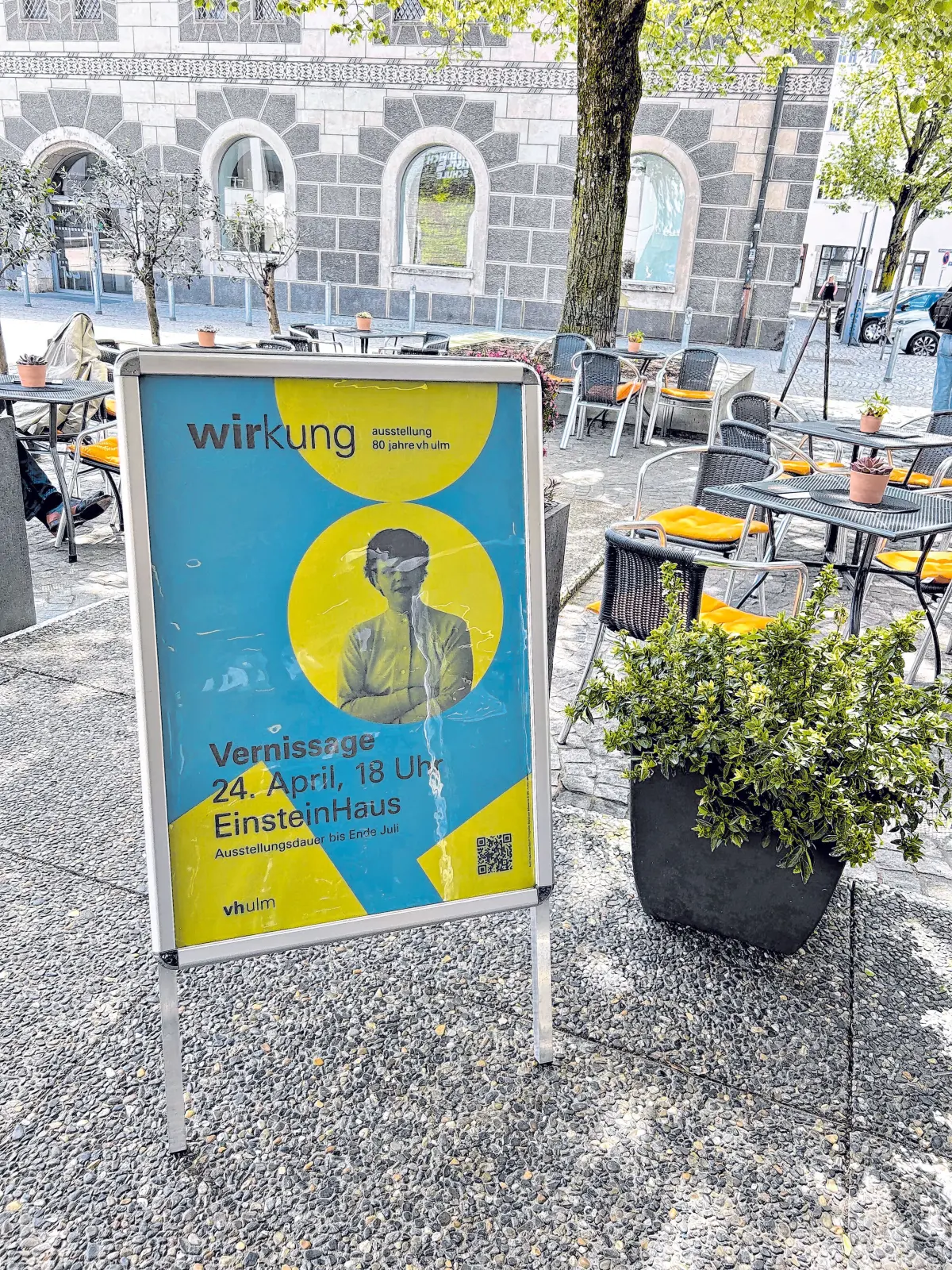 Ein Reiter weist auf die Ausstellung in der vh hin.⇥Foto: U. Hoche
