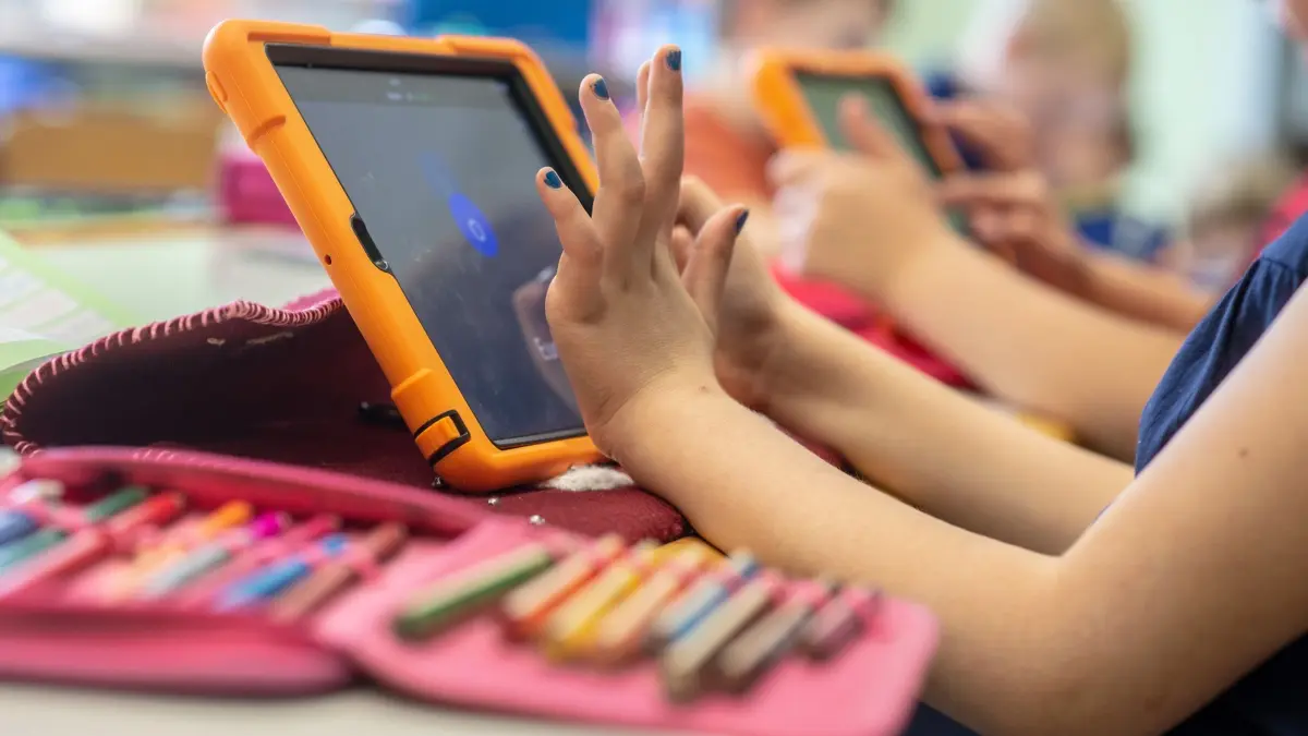 Digitaler Unterricht: ARCHIV - 30.04.2018, Bayern, Abensberg: 30.04.2018, Bayern, Abensberg: Grundschüler arbeiten in der Grundschule Offenstetten mit Tablets. (zu dpa: «Debatten und Videos: Neue Prüfungskultur an Bayerns Schulen») Foto: Armin Weigel/dpa +++ dpa-Bildfunk +++