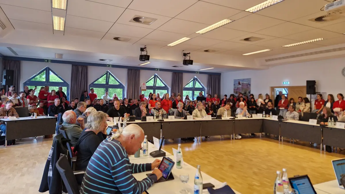 Mehr als 70 Eltern kamen zu Sitzung des Gemeinderats im Mai, als über die Gebühren für die Grundschulbetreuung diskutiert wurde.