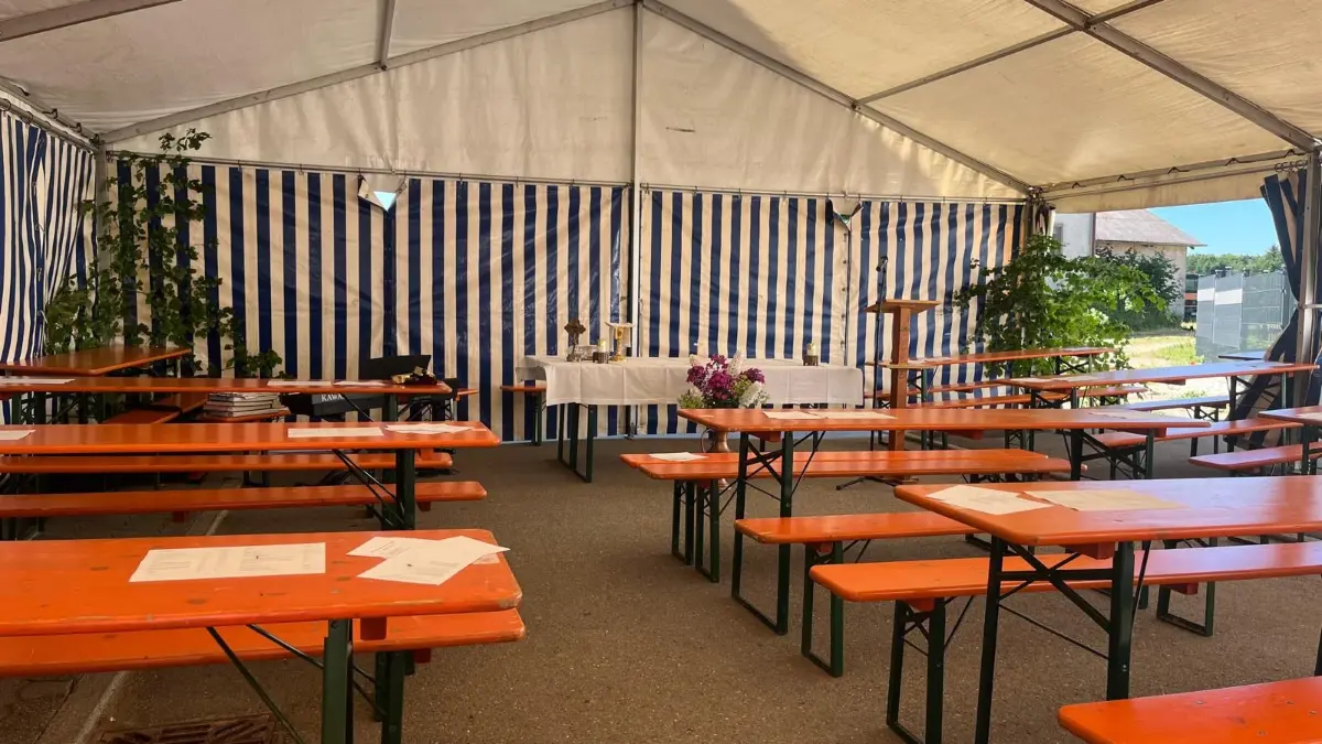 Ab Freitag wird aufgestuhl. Platz gibt es für circa 150 Personen.