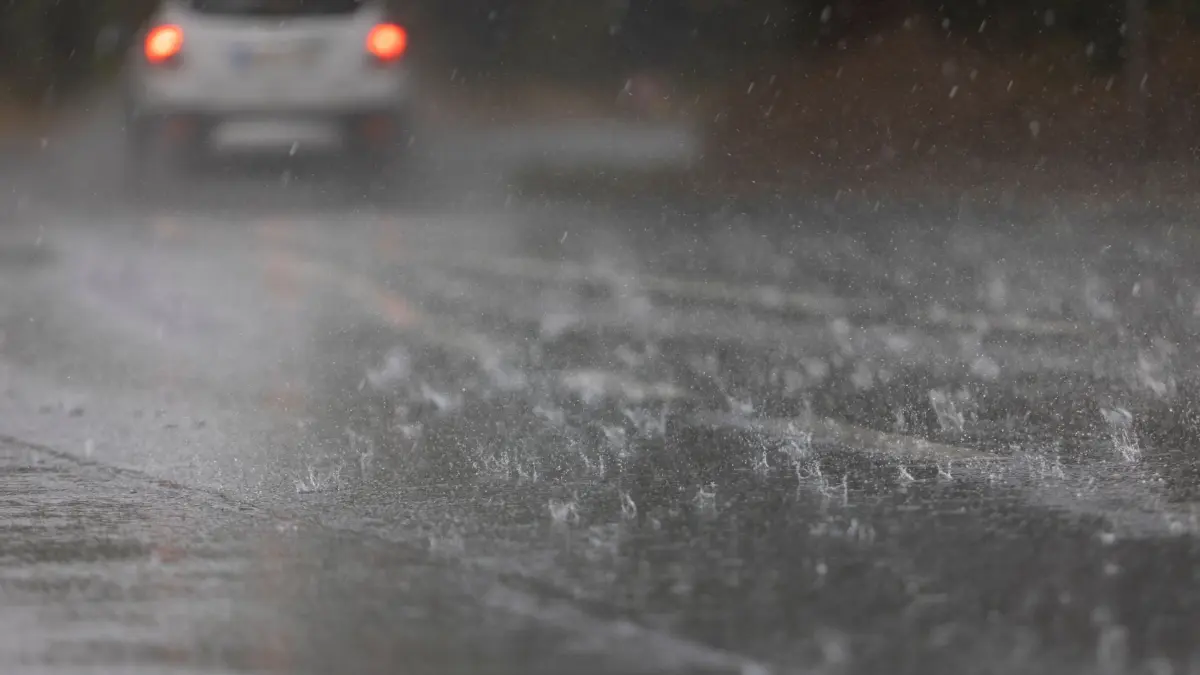 Unwetter - Mainz: ARCHIV - 22.06.2023, Rheinland-Pfalz, Mainz: Wasser steht nach einem Regenguss durch ein Gewitter auf einer Straße in Mainz-Laubenheim. Abgedeckte Dächer und umgestürzte Bäume sind Folgen vom Unwetter in Rheinland-Pfalz. (zu dpa: «Der Freitag wird heiß und gewittrig») Foto: Tim Würz/dpa +++ dpa-Bildfunk +++