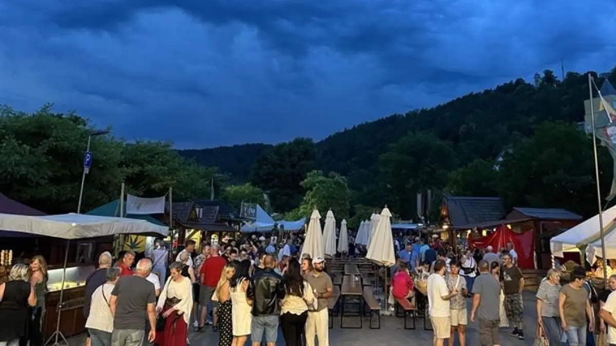 Vor einem düsteren Unwetter-Himmel läuft eine gesittete Räumung mit zögerlichen Besuchern.