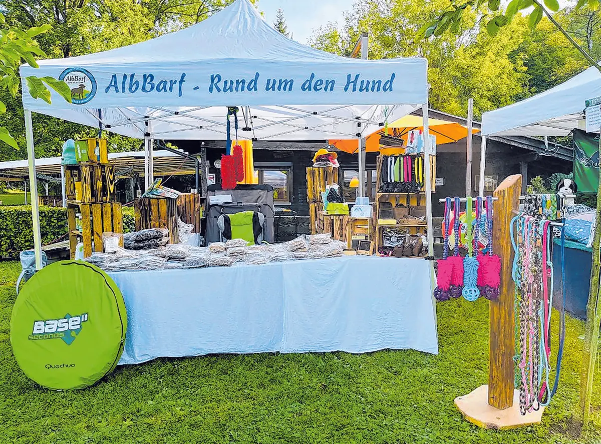 Mit einem Verkaufsstand ist Jens Barth auch auf Hundesport- und anderen Veranstaltungen vertreten.⇥Foto: privat
