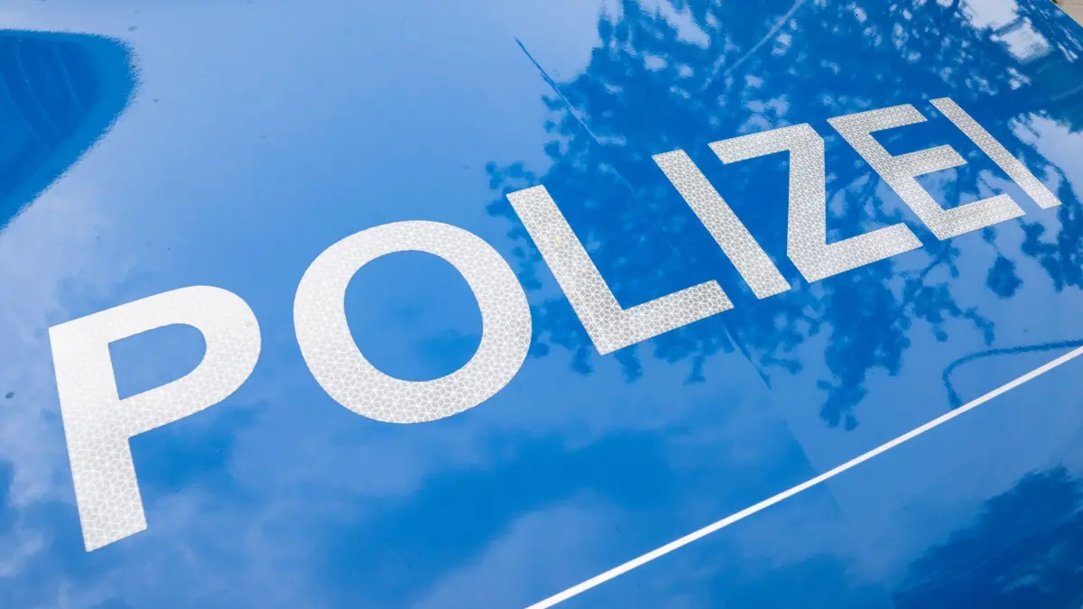 Polizeiensatz: ARCHIV - 25.08.2023, Hessen, Offenbach/M.: Der Schriftzug „Polizei“ ist auf einem Streifenwagen zu lesen. (zu dpa: «Mann stirbt bei Fahrradunfall auf Campingplatz») Foto: Boris Roessler/dpa +++ dpa-Bildfunk +++