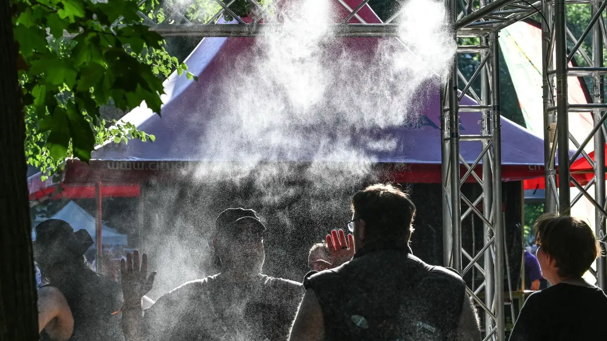 Merseburger Schlossfestspiele: 19.06.2026, Sachsen-Anhalt, Merseburg: Wegen der Hitze gibt es bei den Merseburger Schlossfestspielen ausgewiesenen Abkühlungspunkte, wo es kalten Sprühnebel gibt. Die Veranstaltung umfasst drei Bühnen im Schlossgarten, im Schlosshof und auf dem Domplatz. Im gesamten Areal findet ein ergänzendes Programm statt. Ein weiterer Höhepunkt ist ein Festumzug am Sonntag. Foto: Heiko Rebsch/dpa +++ dpa-Bildfunk +++