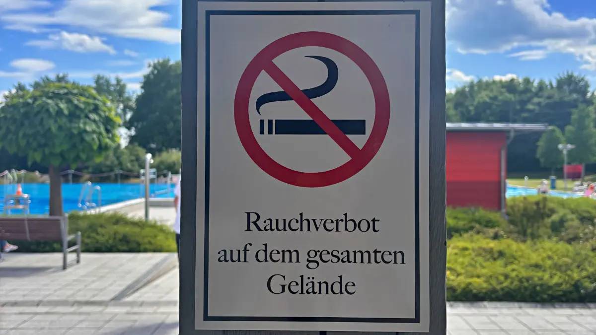 Im Freibad in Satteldorf ist das Rauchen verboten. Raucherzonen gibt es hier nicht.